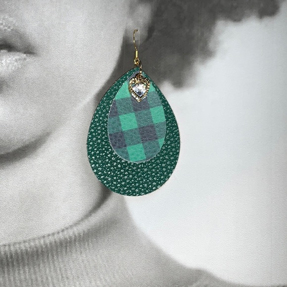 Hand Crafted 🎄 Holiday Themed Faux Leather Dangling Buffalo Print Earrings - Picture 1 of 8
